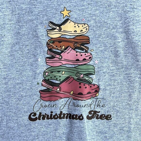 Gildan Gray/Grey Graphic T-Shirt with Crocs Christmas Tree NWOT - Picture 1 of 2